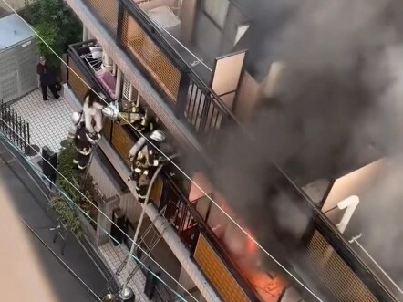 Did the樱花 girl kick the firefighter who saved her off the second floor?