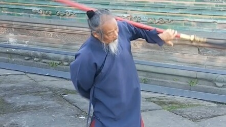 Penjelasan dan latihan pedang bulan sabit Qinglong: Lihat saja seni bela diri tingkat tinggi di usia