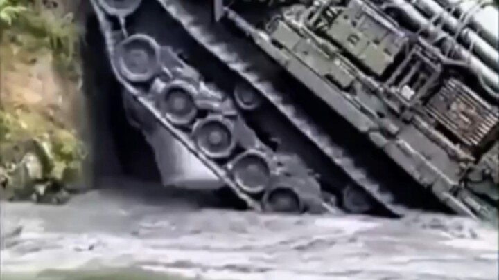 90-Degree Vertical Mountain Climbing Tank? 😱 Real Military Tech or AI Magic! | 垂直爬坡装甲车
