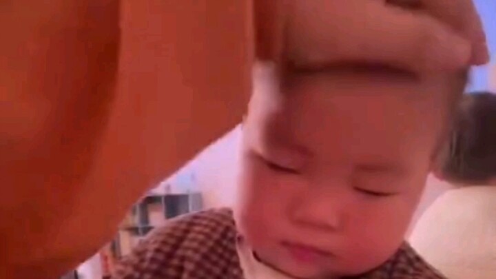 Bayi menolak tidur dan dipaksa “dimatikan” paksa. Bayi: “Aku nggak mau, aku nggak mau!” Detik beriku