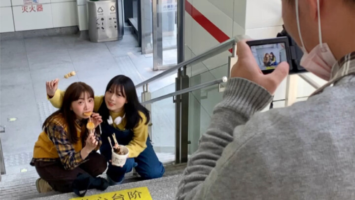 ช่างภาพแนะท่าโพสต์สนุกๆ ให้เพื่อนซี้หน้าสถานีรถไฟฟ้า ถ่ายรูปได้ทั้งมันทั้งน่ารัก!