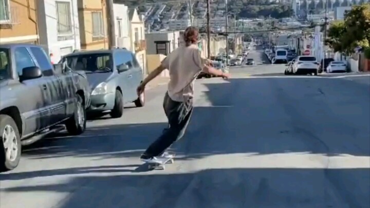 Đạp lên thanh sô-cô-la Dove khi ra đường