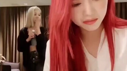 Thẩm Tiểu Đình: Đồ ăn rơi xuống đất mà nhặt lên trong vòng ba giây thì vẫn có thể ăn được!!