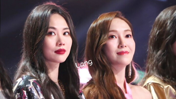 郑秀妍&王霏霏 跨年夜世纪拥抱，仿佛看到了kpop盛世时的Jessica和Fei，看到她们对视瞬间泪目，是永远的好亲故啦 ! !