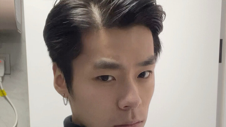 Master the Side-Back Bag in Hong Kong Style for a Totally Cool Look