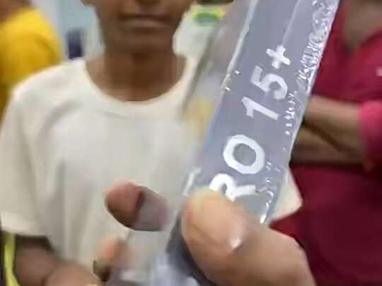 Saat aku melepaskan pelindung layar ponsel, aku terdiam