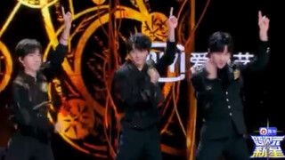【时代少年团】不愧是老泥塑家 过于熟练的女团舞 你们不对劲～
