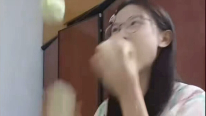 Clown Bingbing eats an apple—so brutal!