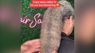 理发店接到了“棘手”的一单，不知道这位女士经历了什么，但是能顶着这么一堆头发生活这么久，也是不容易