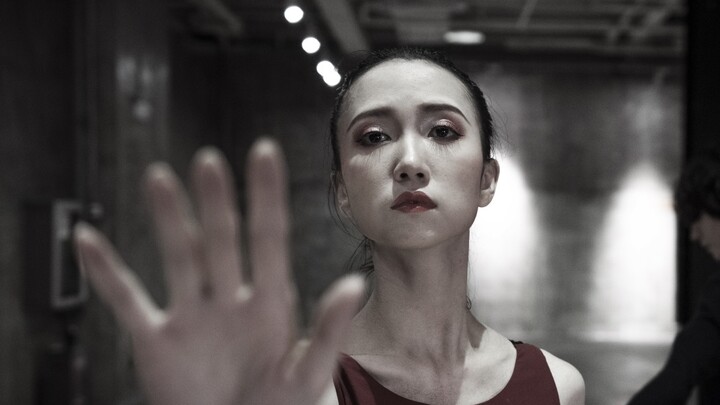 The touching "blind" dance "See", dancing in the dark