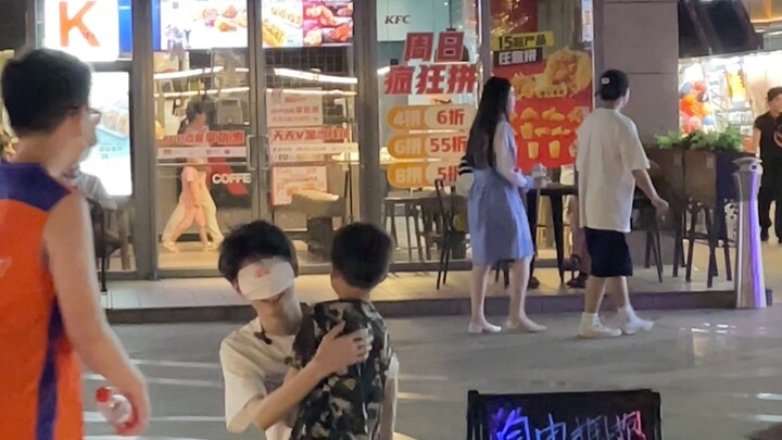 Cái ôm tự do là một cuộc lãng mạn đầy thiện ý, ngang nhiên mà rạng rỡ.