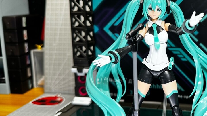 I'm so happy! It comes with a huge stage! Saint Sky Hatsune Miku sings the future!