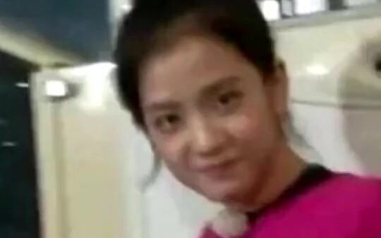 جين جي سو Jisoo تتلقى صورة تخرجها من الثانوية من معجبيها وترفضها ثم تتسابق للعب بها!