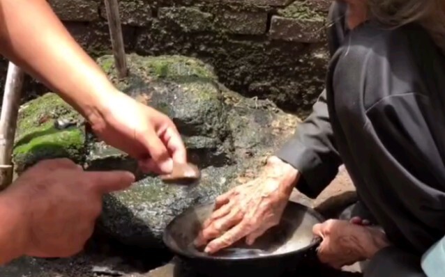 Rửa bát bằng đá, nỗi chua xót khó nói thành lời