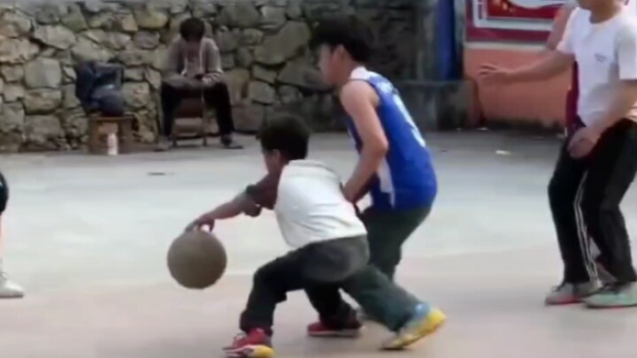 Cậu bé này không giống như thiên phú, phong cách dắt bóng lắc lư này xem ra vẫn chưa hề bị quên mất!