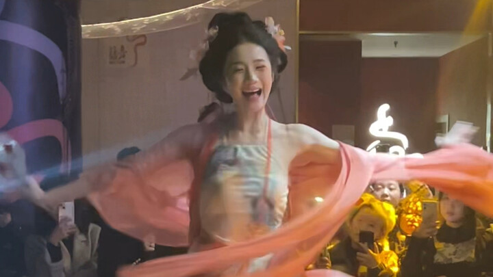 Guo Feng, the owner of the Chinese-style tavern, has another new work that blows the audience away. 