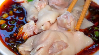 Chengdu's pig's trotters with skin and tendons are really invincible when paired with fresh pepper d