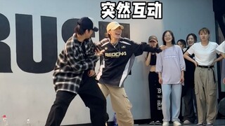 يا إلهي، هذه الأجواء رائعة جدًا 😆 عندما يذهب عشاق الهيب هوب لحضور درس رقص من تأليف ريكو