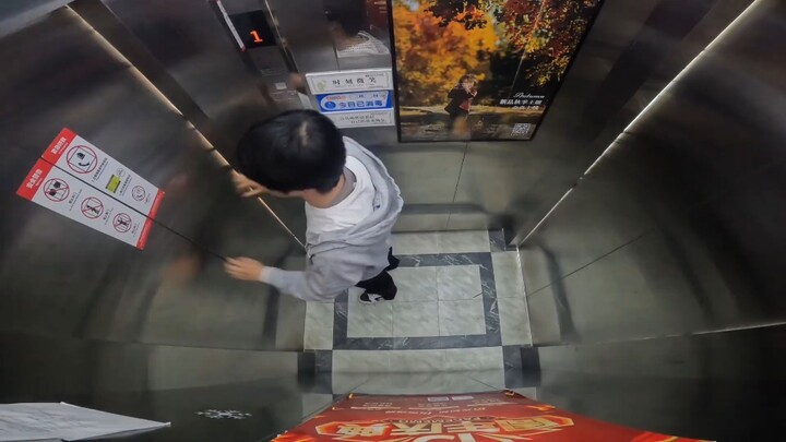 谁懂啊！双开门电梯！#搞笑 #猝不及防的瞬间 #这操作都看傻了 #谁懂啊