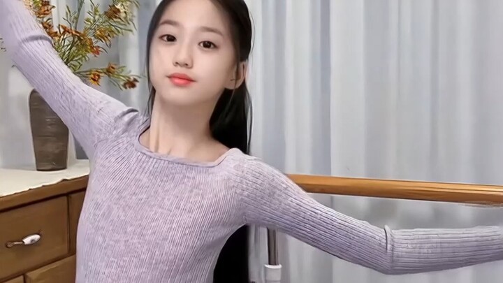 Gadis kecil berusia 11 tahun #SatuHatiHati #SukaBentukBadanIni, follow dan kasih hati merah!