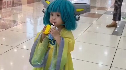 Gadis kecil melakukan cosplay Cai Wenji, menggemaskan seluruh penonton.