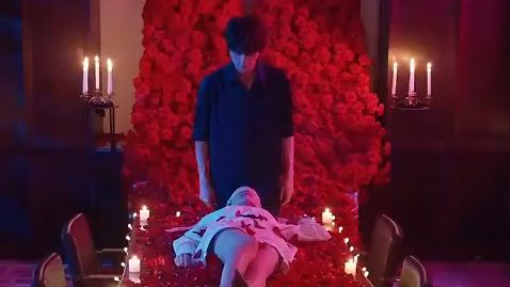 CEO gila berusia 30 tahun cuek pada semua wanita kecuali dia, tiap malam menciumnya