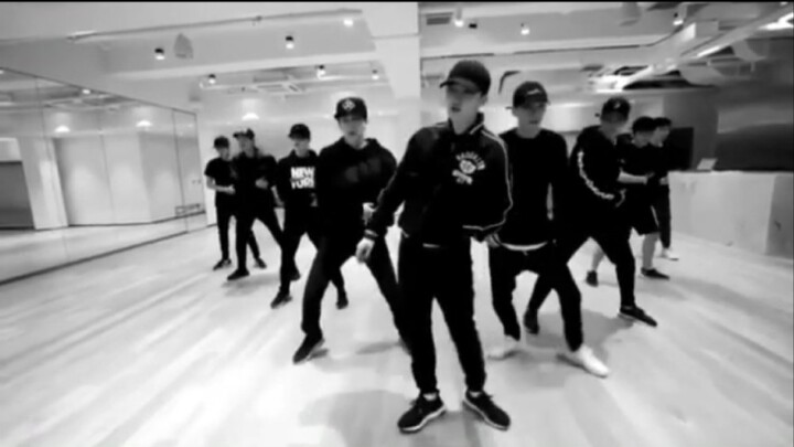 EXO “Monster” ห้องซ้อม 210126 คลิปใหม่หลุด ดูดูใส่มือซ้ายไว้ในกระเป๋าตลอด เวอร์ชันเดโม่ที่สอง