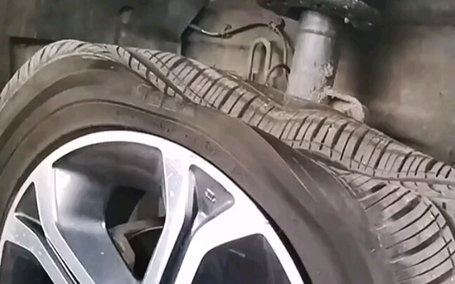 هل حقًا يساعد ضخ النيتروجين في الإطارات المسطحة جدًا على توفير الوقود؟