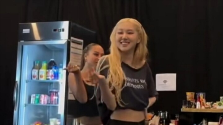 ROSÉ releases a new practice video for "JUMP"!