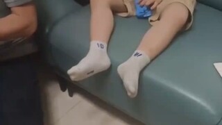 Orang tua salah menjemput anak orang lain pulang ke rumah, si bayi menggemaskan dengan patuh tinggal