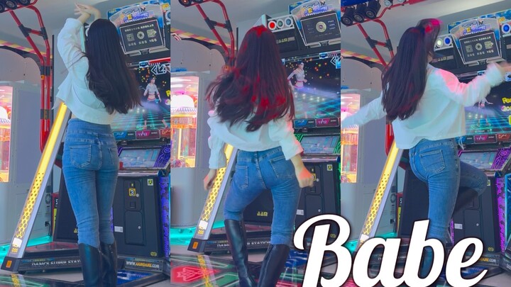 【Babe】Caught off guard—did you just spot HyunA? White shirt + thigh-high boots + jeans—it’s the perf