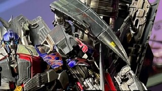 Ini menciptakan kesan visual pada patung, memberikan Skyfire Optimus Prime bentuk yang besar.