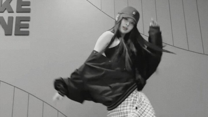 izna Fang Zhiwen's "like JENNIE" dance Cha⚡