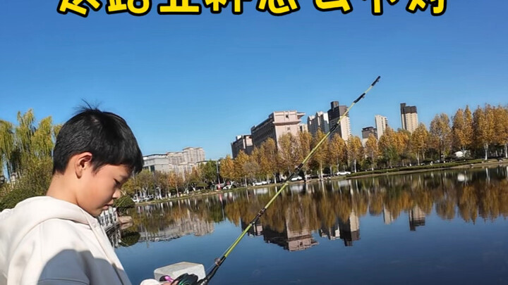 Có nên tặng cậu bé một bộ đồ câu lure không?