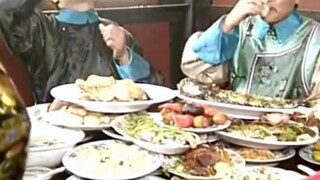 酒楼剩菜剩饭怕浪费，做成包子卖给客人，生意兴隆！