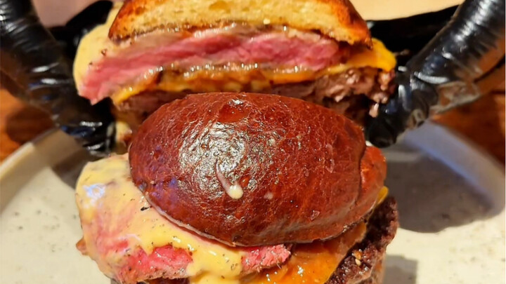 Hamburger bò Wagyu nướng than!!