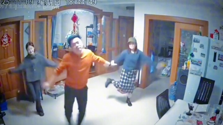 Bố nhìn con gái học mãi mà không biết, thực sự không chịu nổi nữa, thế là…