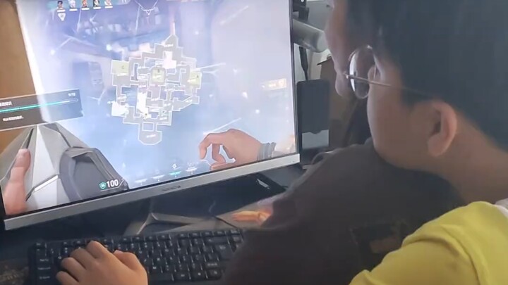 จบการสอบเข้ามหาวิทยาลัยแล้ว ลูกชายที่ตื่นเต้นดีใจกำลังสอนแม่เล่นเกม