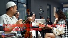 乞丐在咖啡館要了啤酒。 一開始,他被趕了出去。 相反,他播放了一首佳能歌曲