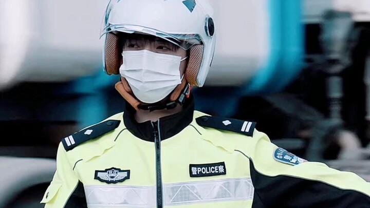 A young man actually dared to impersonate a traffic cop on duty—what nerve!