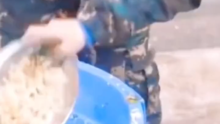 #พลังบวก ครูฝึกตักข้าวเหลือที่นักเรียนเทลงถังมากินจนหมดต่อหน้าพวกเขา เพื่อสอนให้เด็กๆ เห็นคุณค่าและร