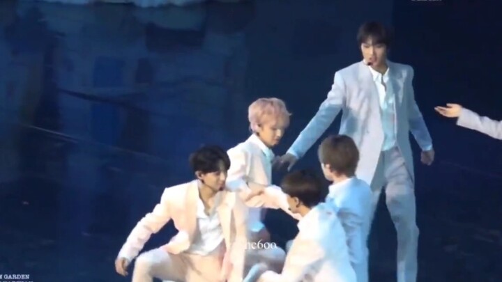 So as not to step on the toes of the well-behaved Kaechan, who secretly changed the choreography wit