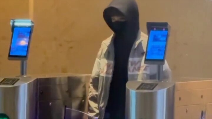 Trần Dịch Hằng lại xuống hầm để xe nữa rồi!