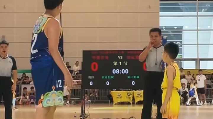 “Trọng tài: Cậu bao nhiêu tuổi vậy, cậu bé? Cậu bé: Tám tuổi. Trọng tài:”  Trong giải bóng rổ thiếu 