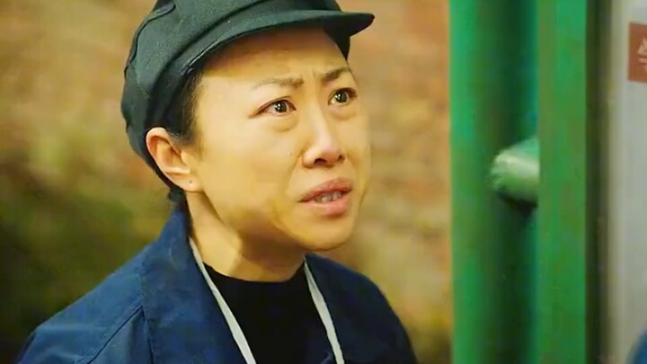 Cô gái có tuổi thơ bất hạnh, nhưng lại gặp được bố mẹ nuôi hết lòng yêu thương cô.