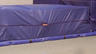 体操教练突然发现海绵垫里，似乎有什么东西