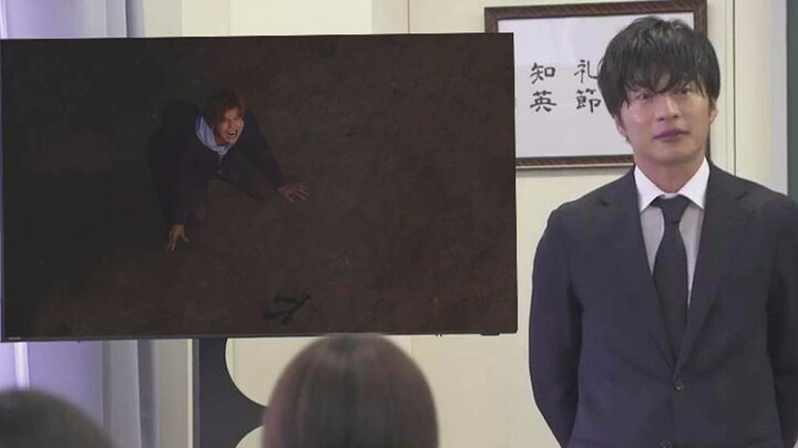 Giáo viên công khai phát video học sinh Kamen Rider kém cỏi, hung hãn trong lớp!