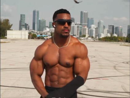 “Hướng dẫn sắp xếp buổi sáng của Aston Hall, influencer fitness hàng đầu hướng tới tự do tài chính”