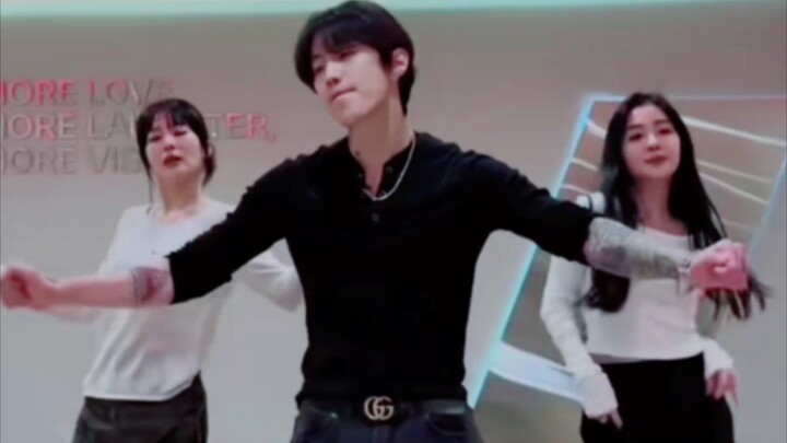 Cái nhìn đầu tiên: Cô gái bên phải sao giống chị Bùi của mình quá vậy? Cái nhìn thứ hai: Giọng hát!!