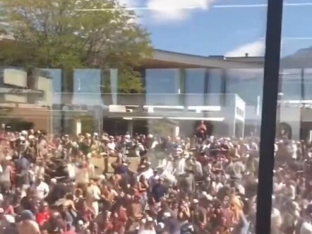 Heboh: Media terkenal Charlie Kirk, yang menyimpan banyak peluru di AS, tewas ditembak saat berpidat